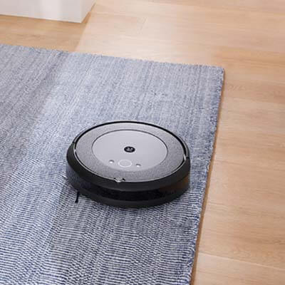 Roomba i5 limpiando una alfombra